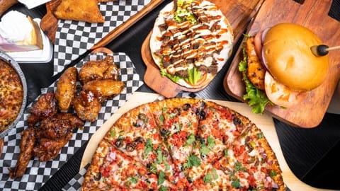 Slice of the 6ix, Halal Pizza restaurant in Mississauga